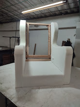 Espuma moldeada sobre la estructura de una pieza en el taller JUMANAR